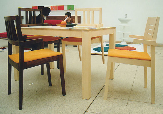 SOLID Tisch mit 4 Stühle 